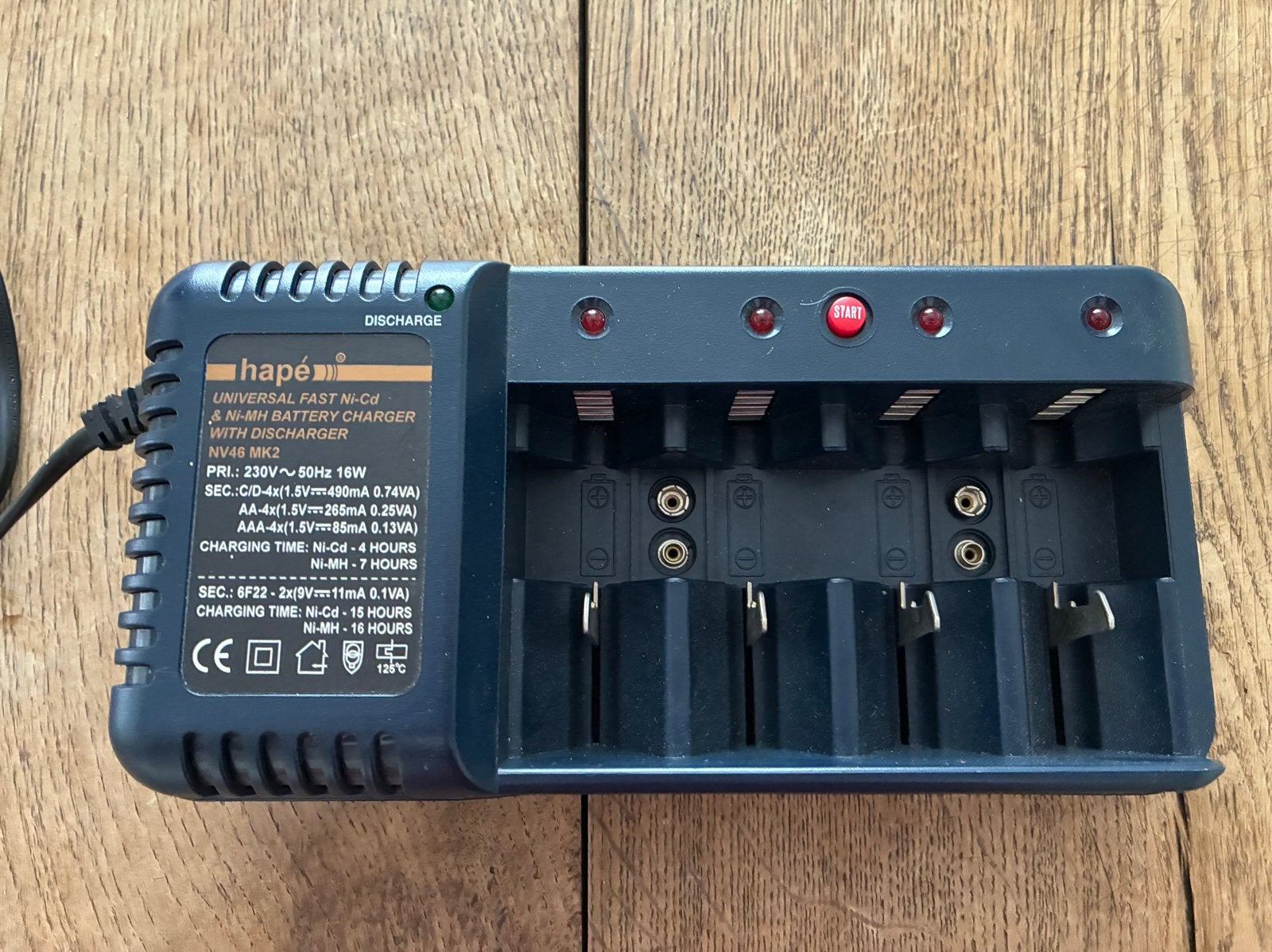 Hape NV46 MK2 Universele Batterijlader met Ontlading, Ophalen of Verzenden, Gebruikt