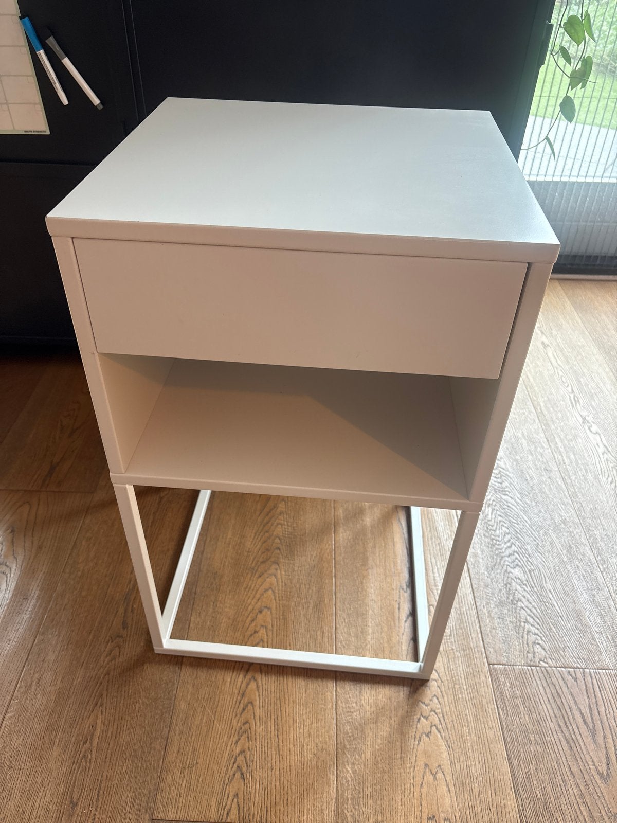 IKEA VIKHAMMER nachtkastje wit met lade en open vak, Ophalen, Minder dan 45 cm, 55 tot 70 cm, Zo goed als nieuw