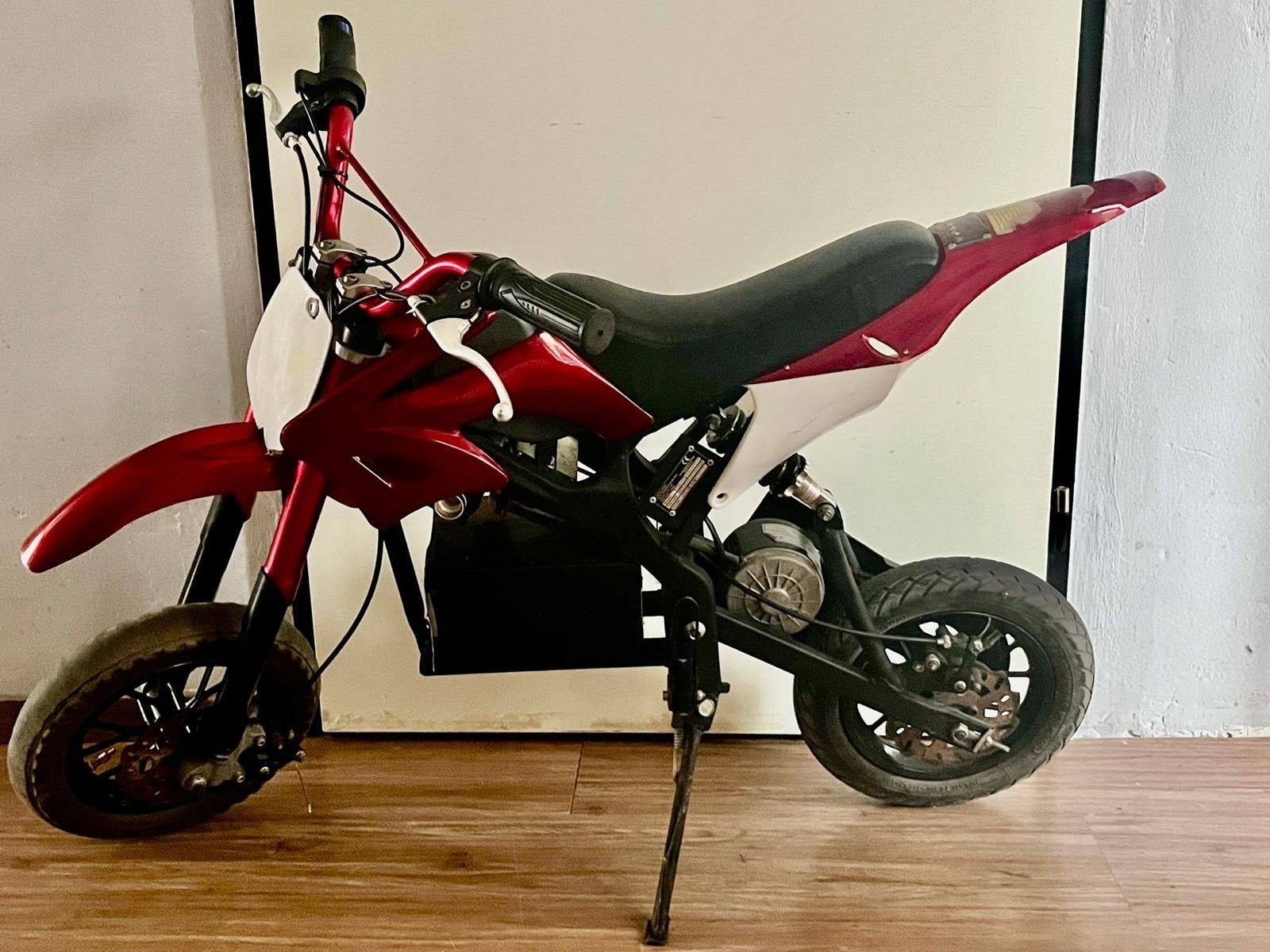Elektrische mini cross / kinder e-bike – rood/wit, Fietsen en Brommers, Ophalen, Zo goed als nieuw, Schijfrem, Pitbike