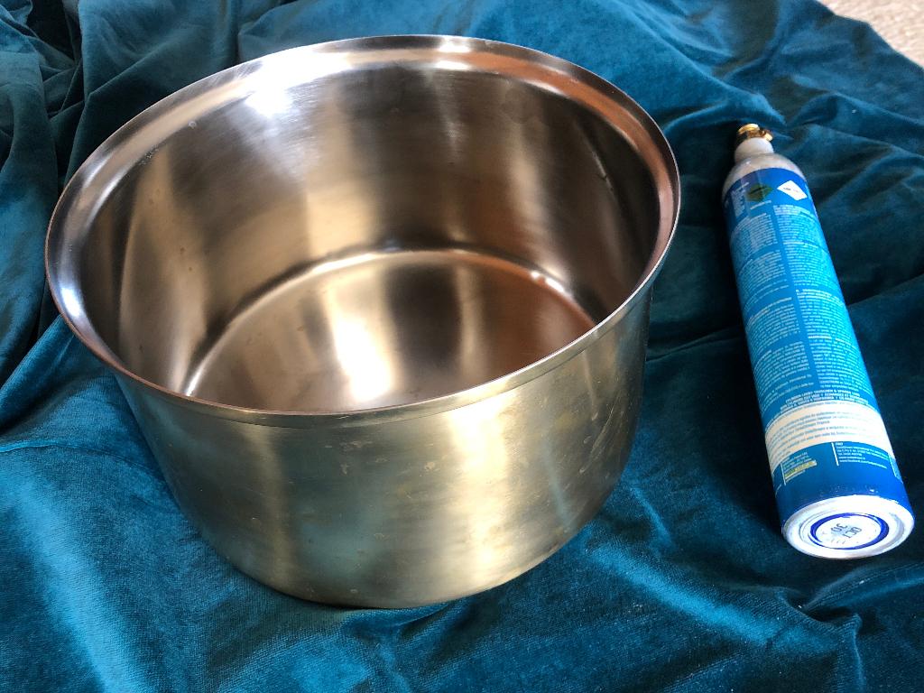 pot brass bea mombaers for serax 29 * 16,5 cm, Huis en Inrichting, Woonaccessoires | Schalen en Manden, Overige materialen, Schaal