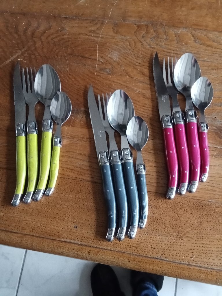 3 in nieuwstaat zijn de 4 delige besteksets LAGUIOLE, Ophalen of Verzenden