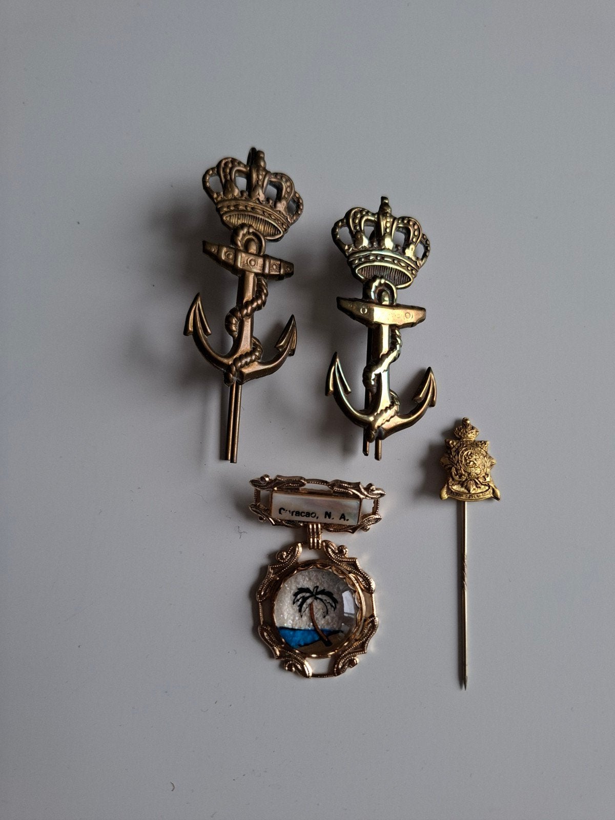 4 korps Mariniers spelden set van 4 Curaçao, Ophalen of Verzenden, Marine, Nederland, Embleem of Badge