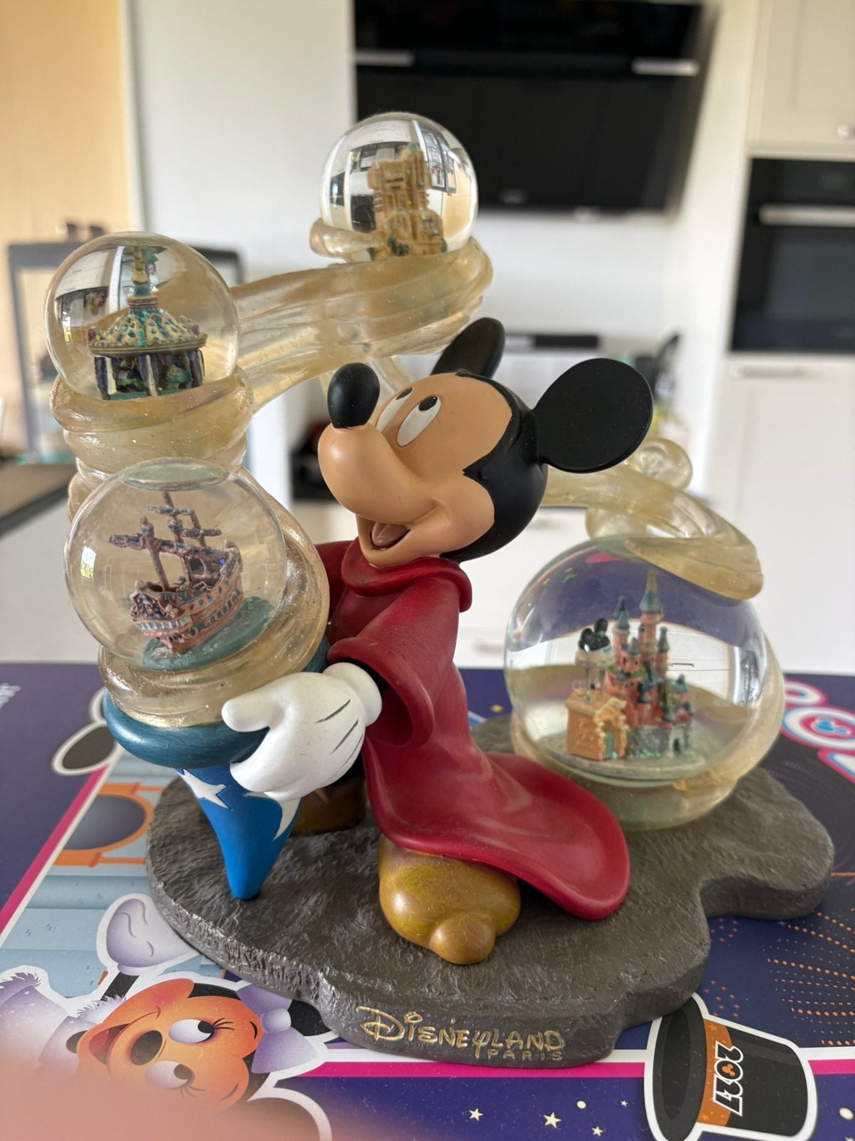 Disney fantasia mickey mouse snowglobe, Verzamelen, Disney, Ophalen, Mickey Mouse, Zo goed als nieuw, Beeldje of Figuurtje