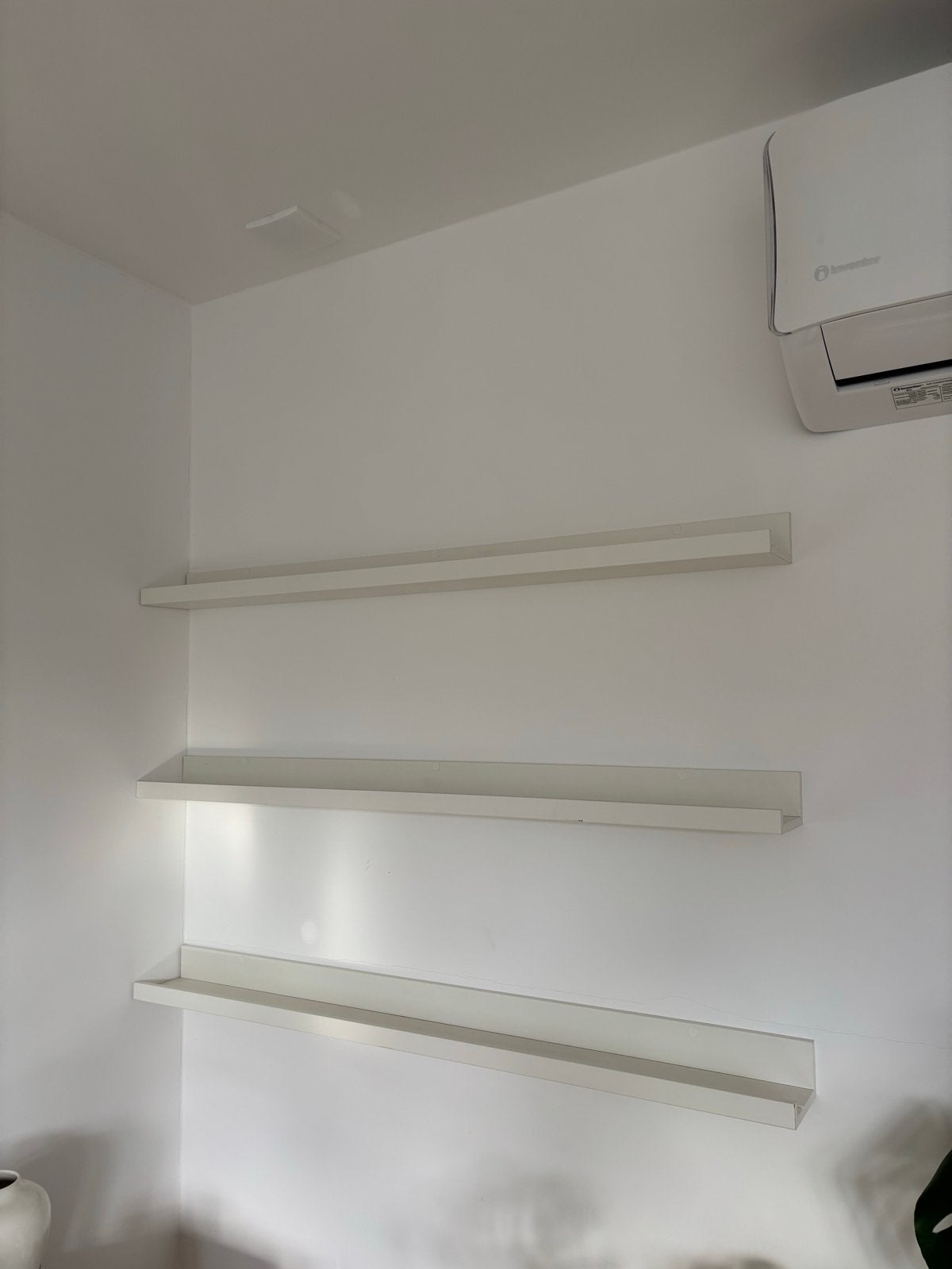 IKEA Mosslanda Schilderijenplank Wit (3 stuks), Huis en Inrichting, Woonaccessoires | Wandplanken en Boekenplanken, Ophalen, Zo goed als nieuw