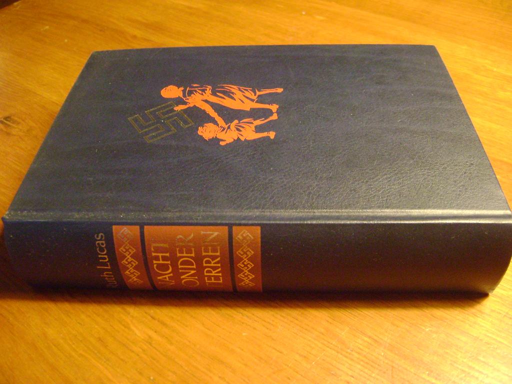 RUTH LUCAS Nacht zonder sterren (oorlogsroman), Ophalen of Verzenden, Gelezen