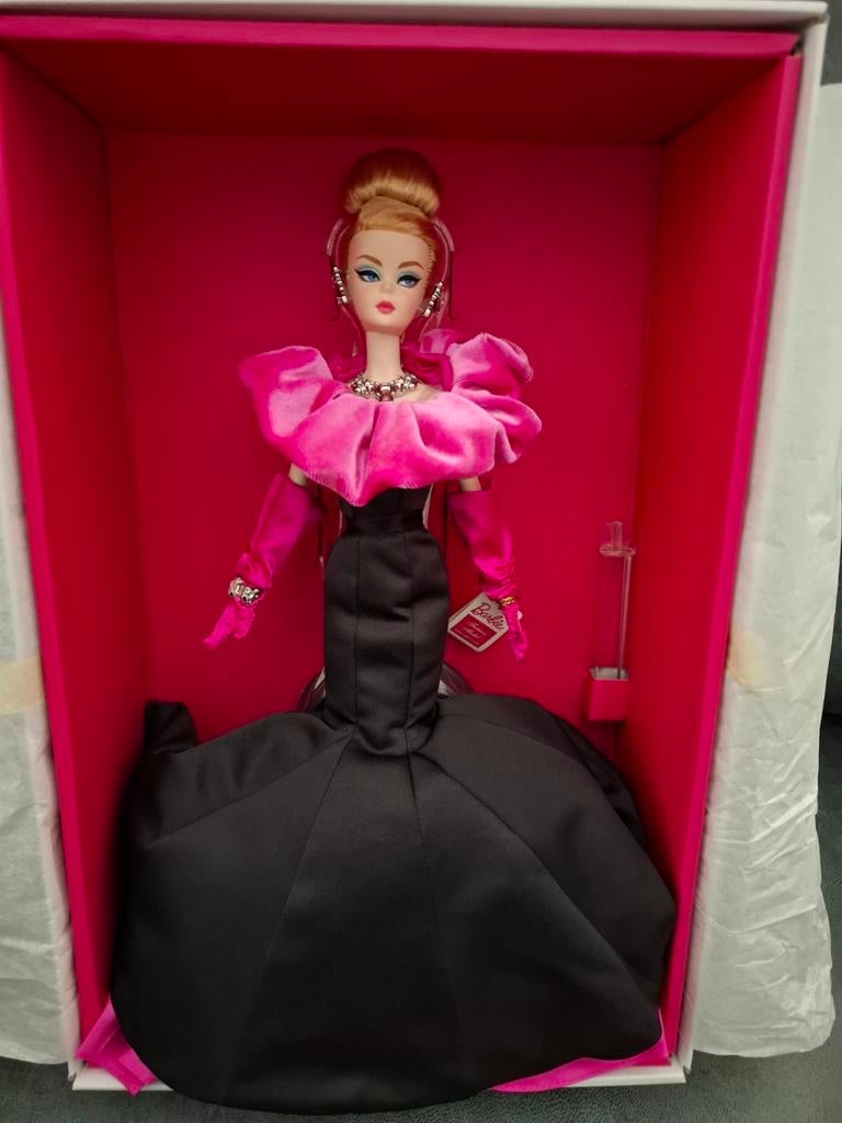 Silkstone barbie.Exquisite evening gown.NRFB., Ophalen of Verzenden, Zo goed als nieuw, Fashion Doll