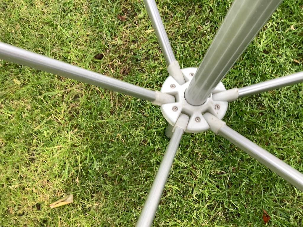 Te koop voor  elk aannemelijk bod, Tuin en Terras, Ophalen, Muurparasol, 2 tot 3 meter, Verstelbaar