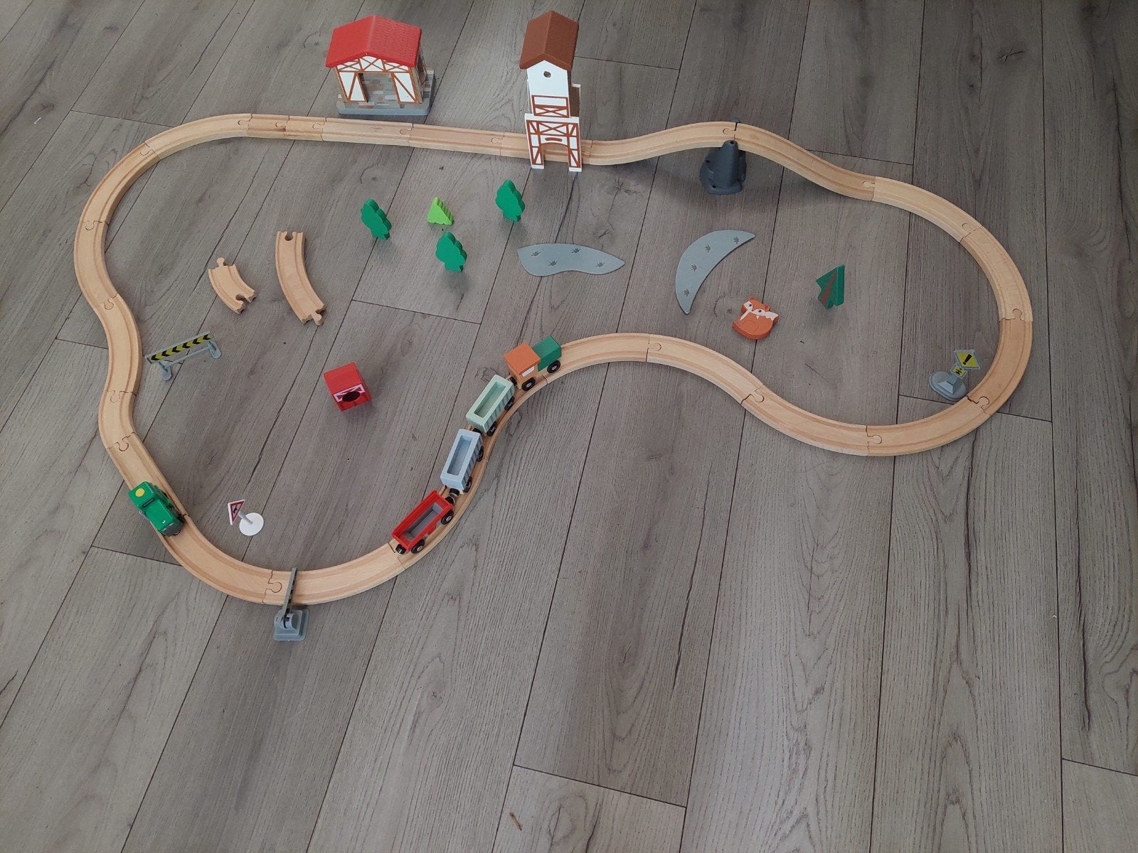 Uitgebreide houten treinbaan set - Uren speelplezier!, Ophalen of Verzenden, Gebruikt, Overige typen