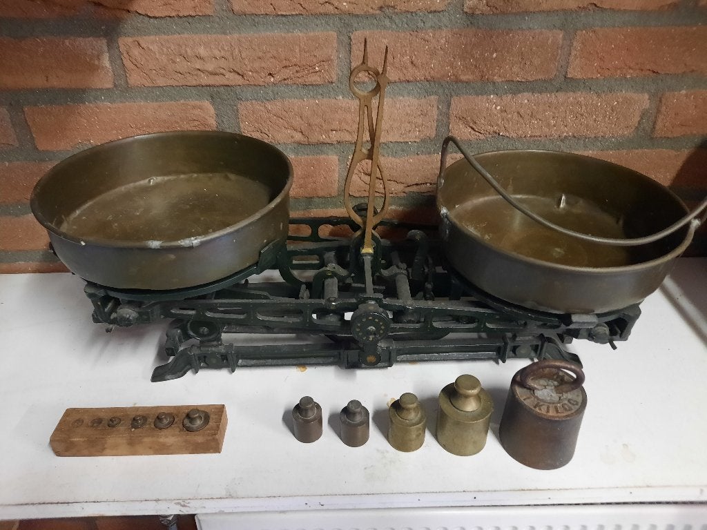 Antieke balansweegschaal met gewichten (5 kg)., Ophalen