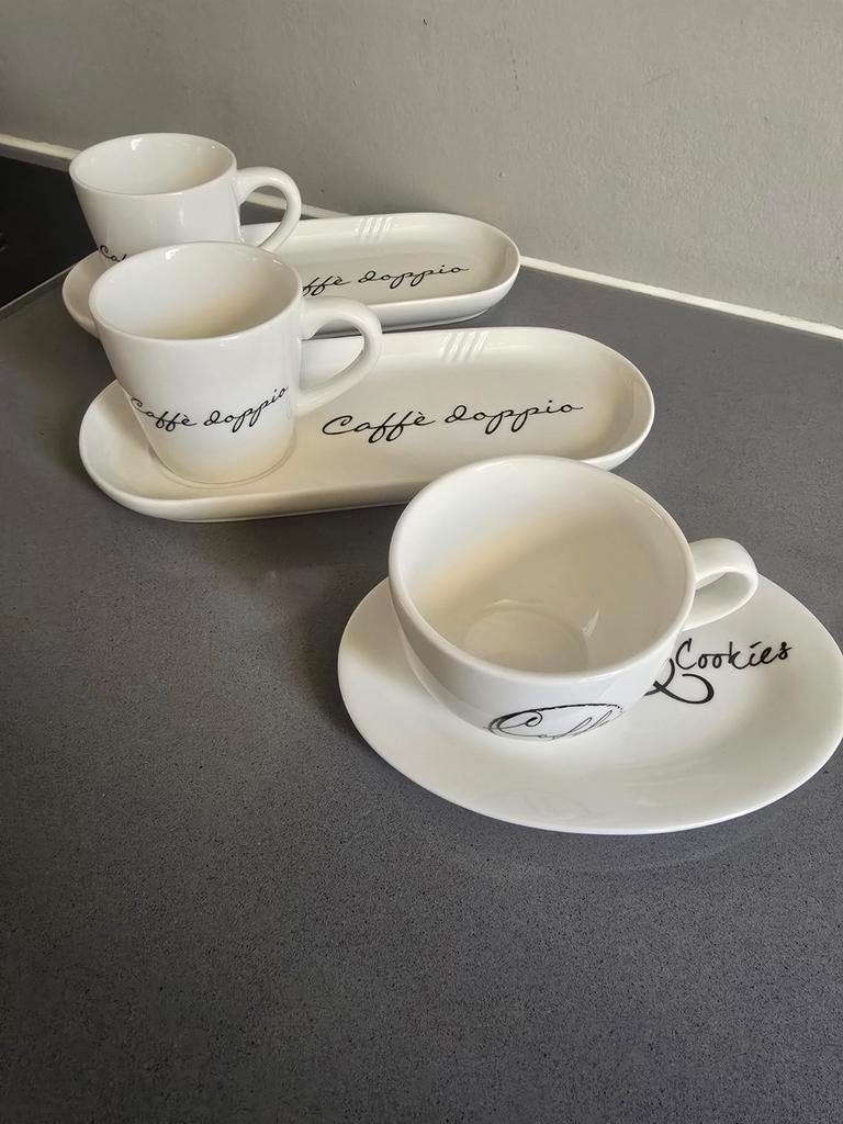 Riviera Maison Koffiekopjes met Schotel - Caffe Doppio, Huis en Inrichting, Keuken | Servies, Zo goed als nieuw, Kop(pen) en/of Schotel(s)