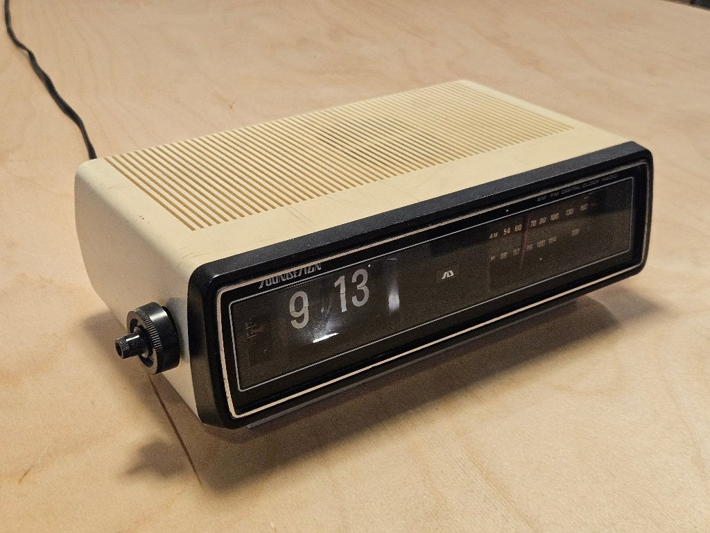 Vintage Soundesign Flipklok / Klokradio (defect), Ophalen of Verzenden, Niet werkend, Analoog