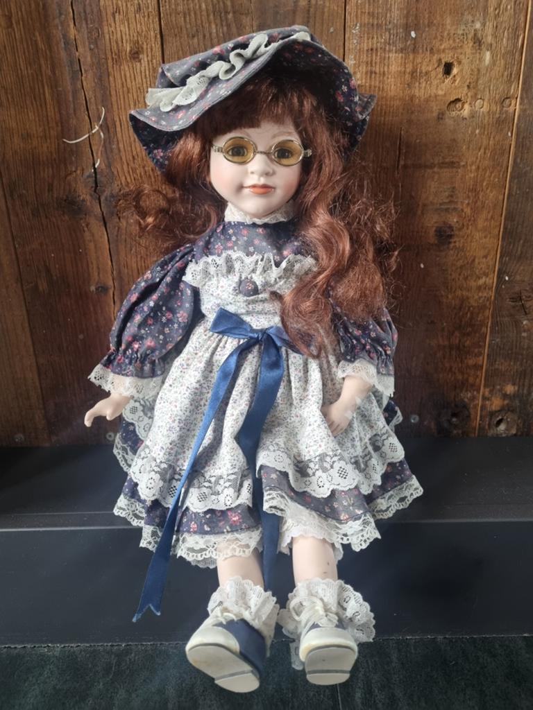 Vintage porseleinen pop met bril en hoed, Ophalen of Verzenden, Gebruikt, Pop