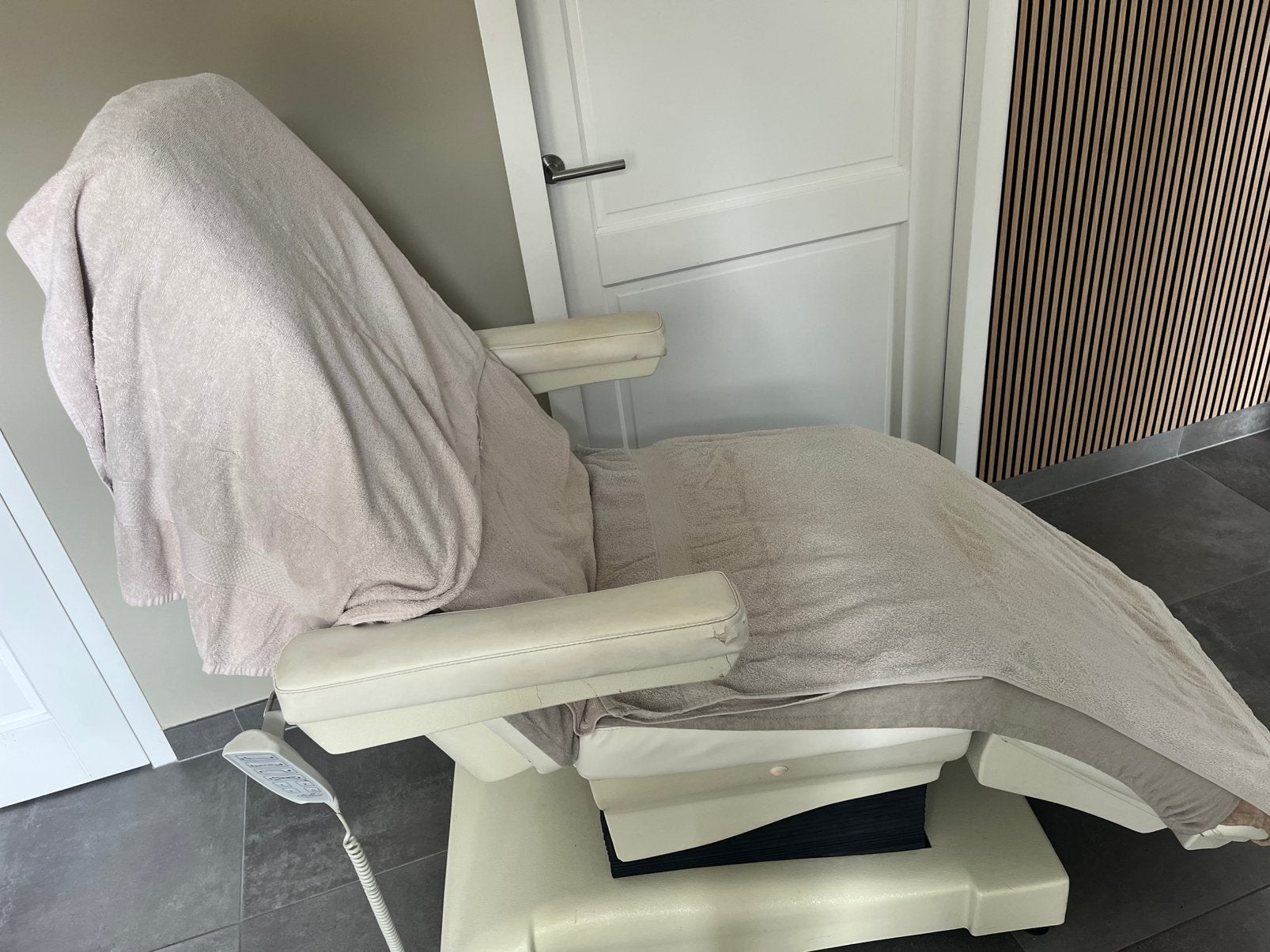 Behandelstoel schoonheidssalon, Huis en Inrichting, Ophalen, Gebruikt, Leer, Eén