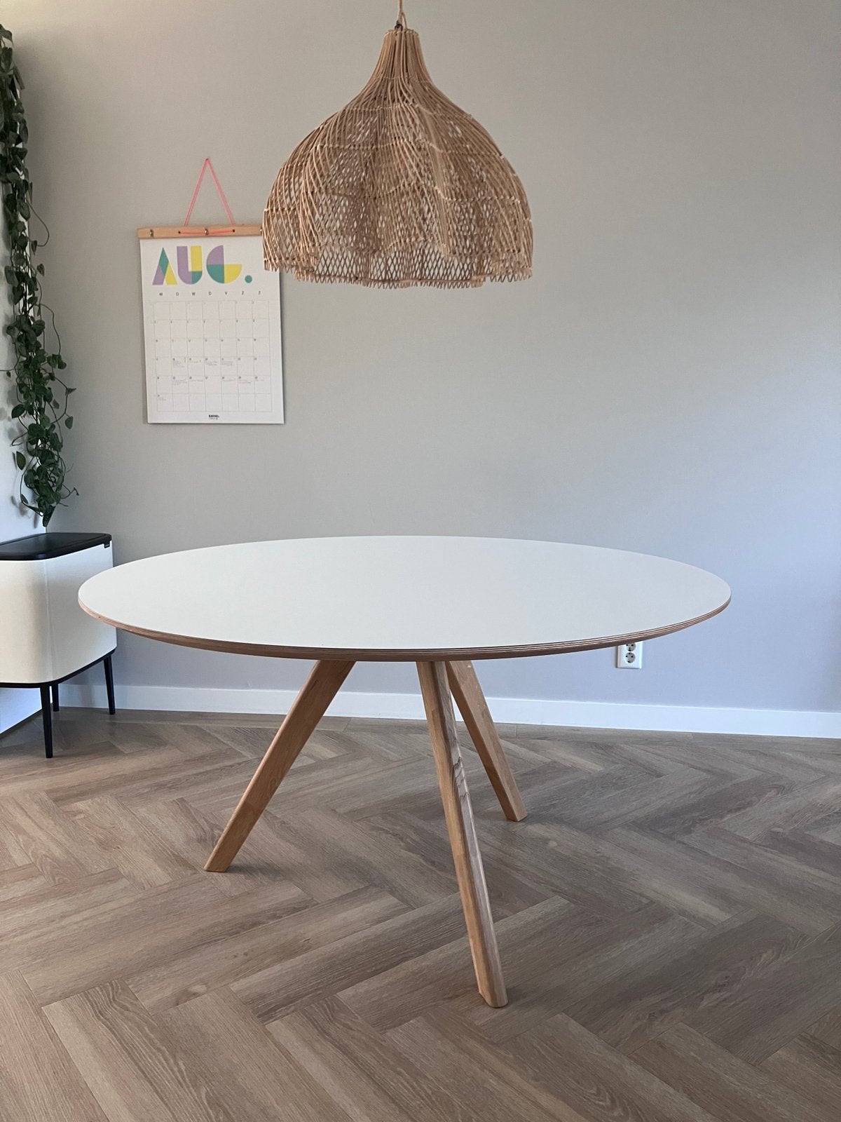 Ronde design eettafel met driepoot, Huis en Inrichting, Tafels | Eettafels, Ophalen, 100 tot 150 cm, Zo goed als nieuw, Eikenhout