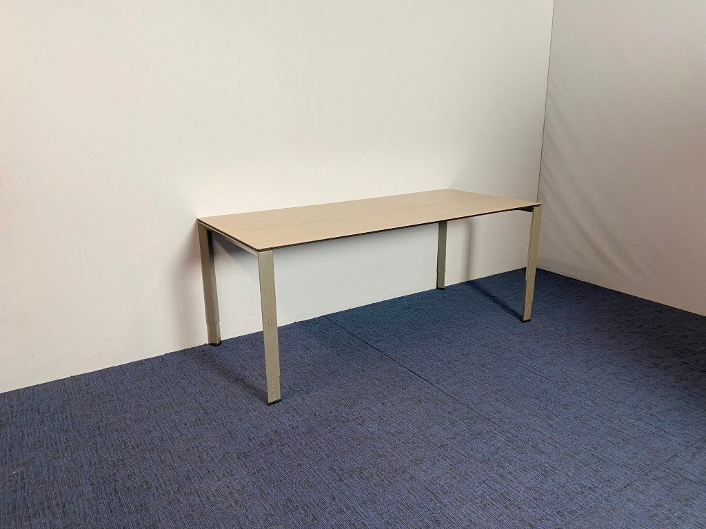 Bureau Ahrend 700, eiken blad, grijs frame, 180 x 80 cm.