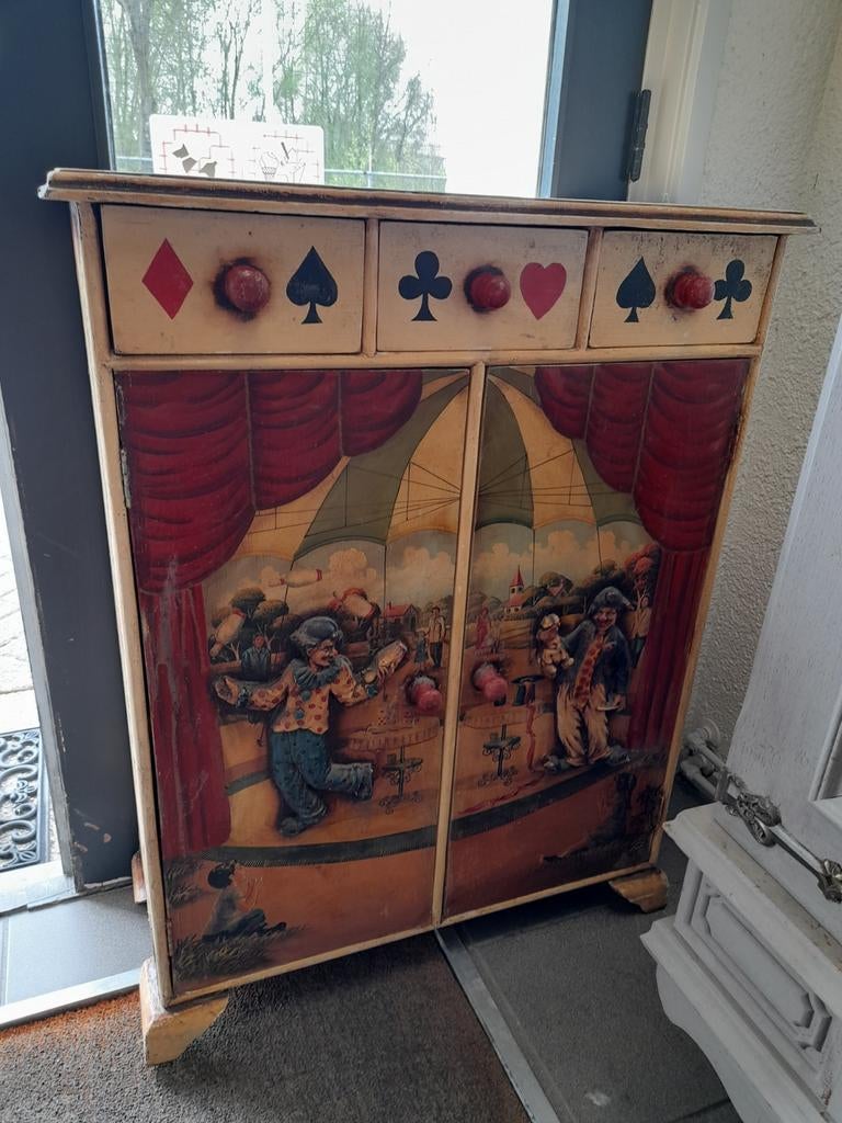 Grappig antieke kast.

Circus afbeelding.

Deze is ca 77 bre, Huis en Inrichting, Kasten | Overige, Ophalen of Verzenden, Zo goed als nieuw