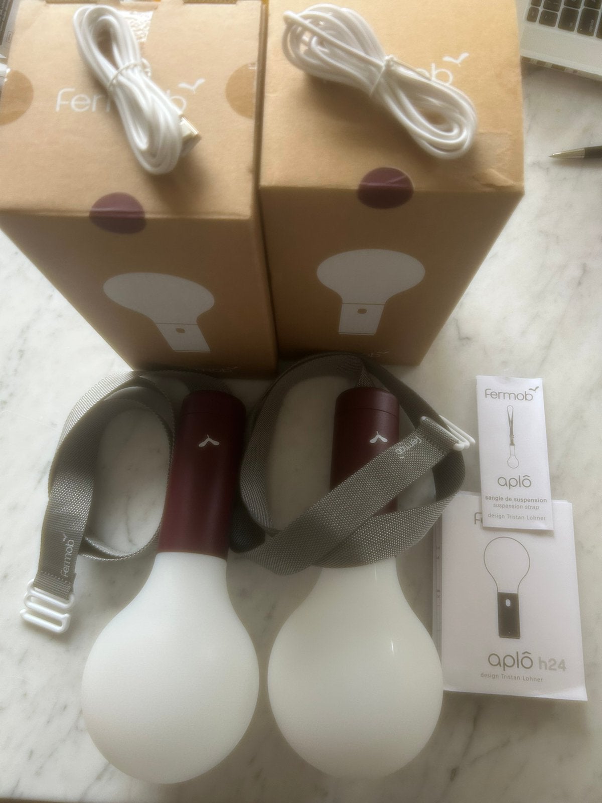 Fermob 2 Aplô lampen met ophangstrap in cerise noir, Tuin en Terras, Buitenverlichting, Kunststof, Minder dan 50 watt, Ophalen of Verzenden