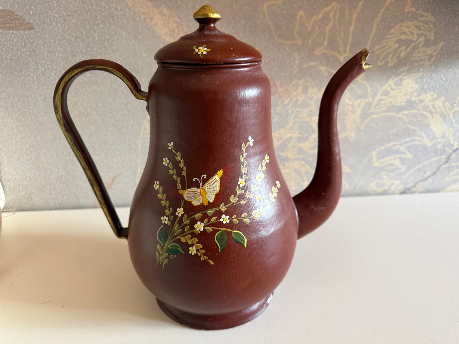 Antieke handgeschilderde koffiepot met vogels en vlinder, Ophalen