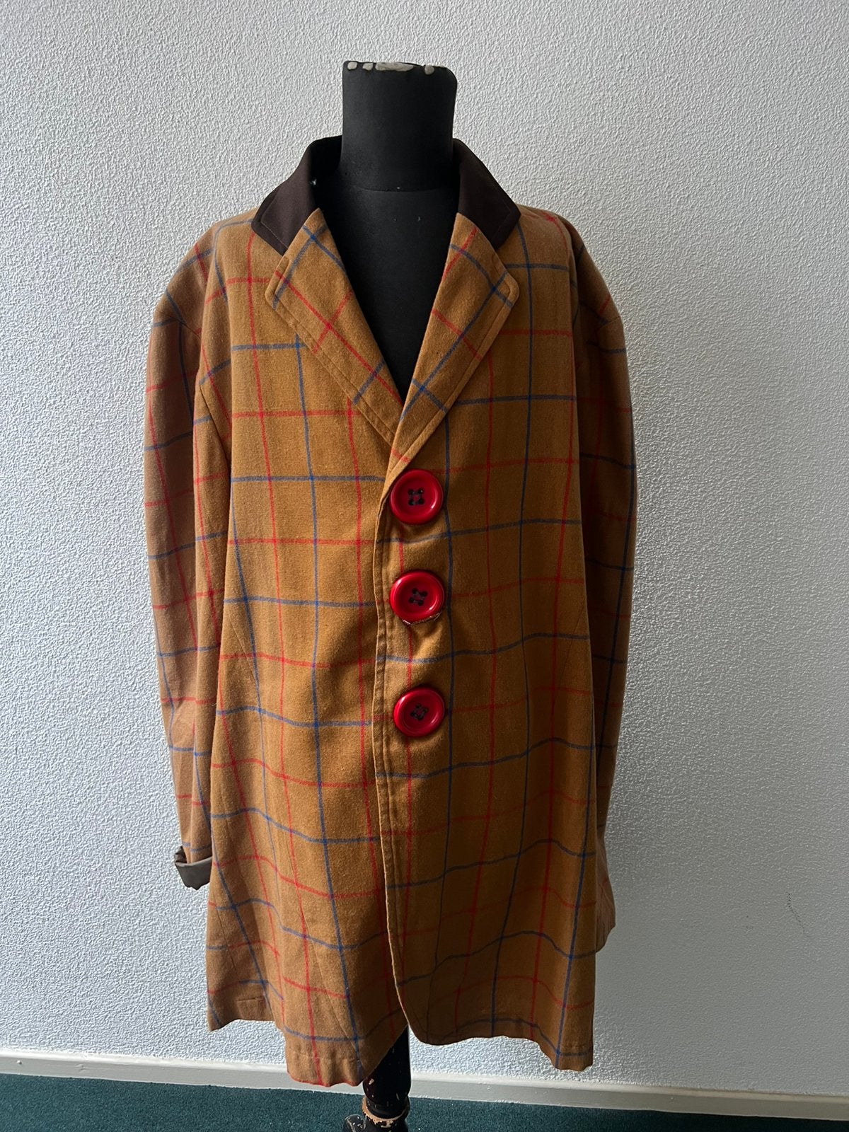 Vintage clownkostuum  geruite jas met grote rode knopen, Ophalen of Verzenden, Gedragen, Maat 56/58 (XL), Overige kleuren