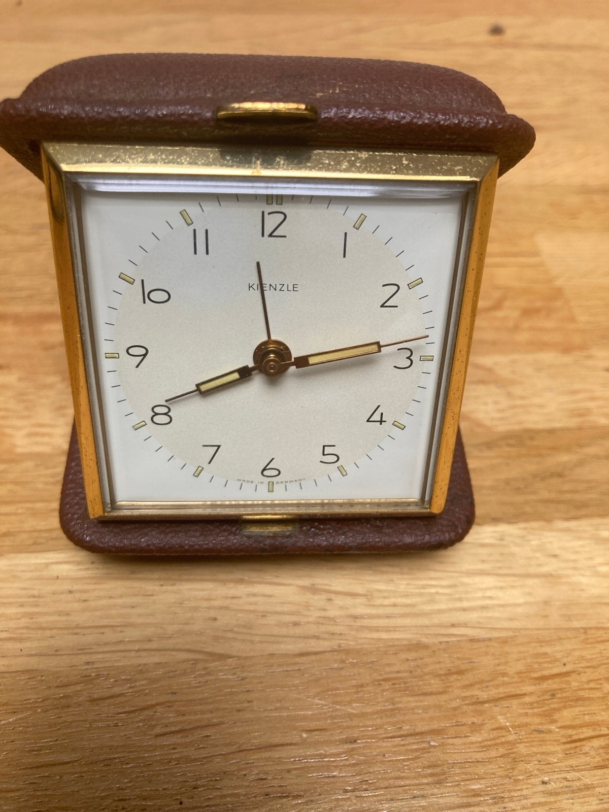Vintage Kienzle reiswekker in bruin lederen etui, Antiek en Kunst, Ophalen of Verzenden