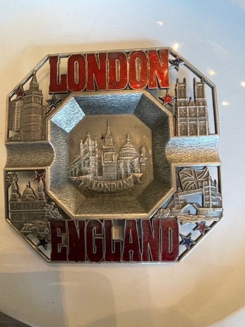 Vintage metalen rode asbak. London / Londen Engeland., Ophalen, Zo goed als nieuw, Asbak
