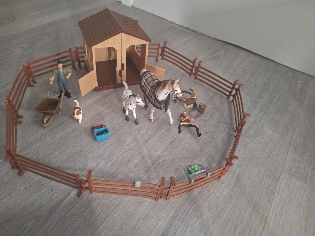 Schleich paardenstal met paarden en accessoires, Ophalen, Zo goed als nieuw