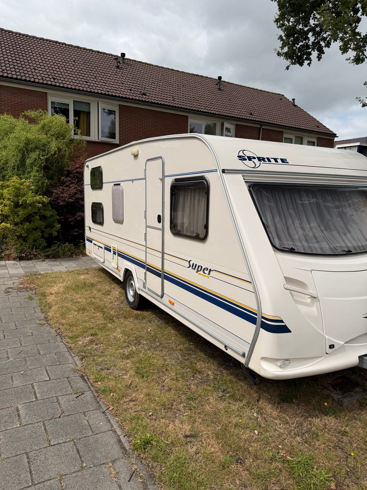 Sprite Super 530 - Bouwjaar 2000 - stapelbed - 6 persoons, Ringverwarming, Rondzit, Omvormbare zithoek, Particulier
