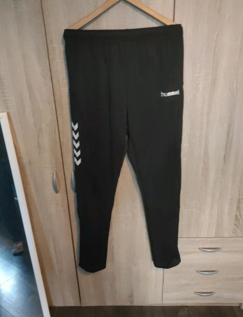 Nieuwe Hummel trainingsbroek zwart - Maat L, Kleding | Heren, Sportkleding, Ophalen, Maat 52/54 (L), Zwart, Zo goed als nieuw
