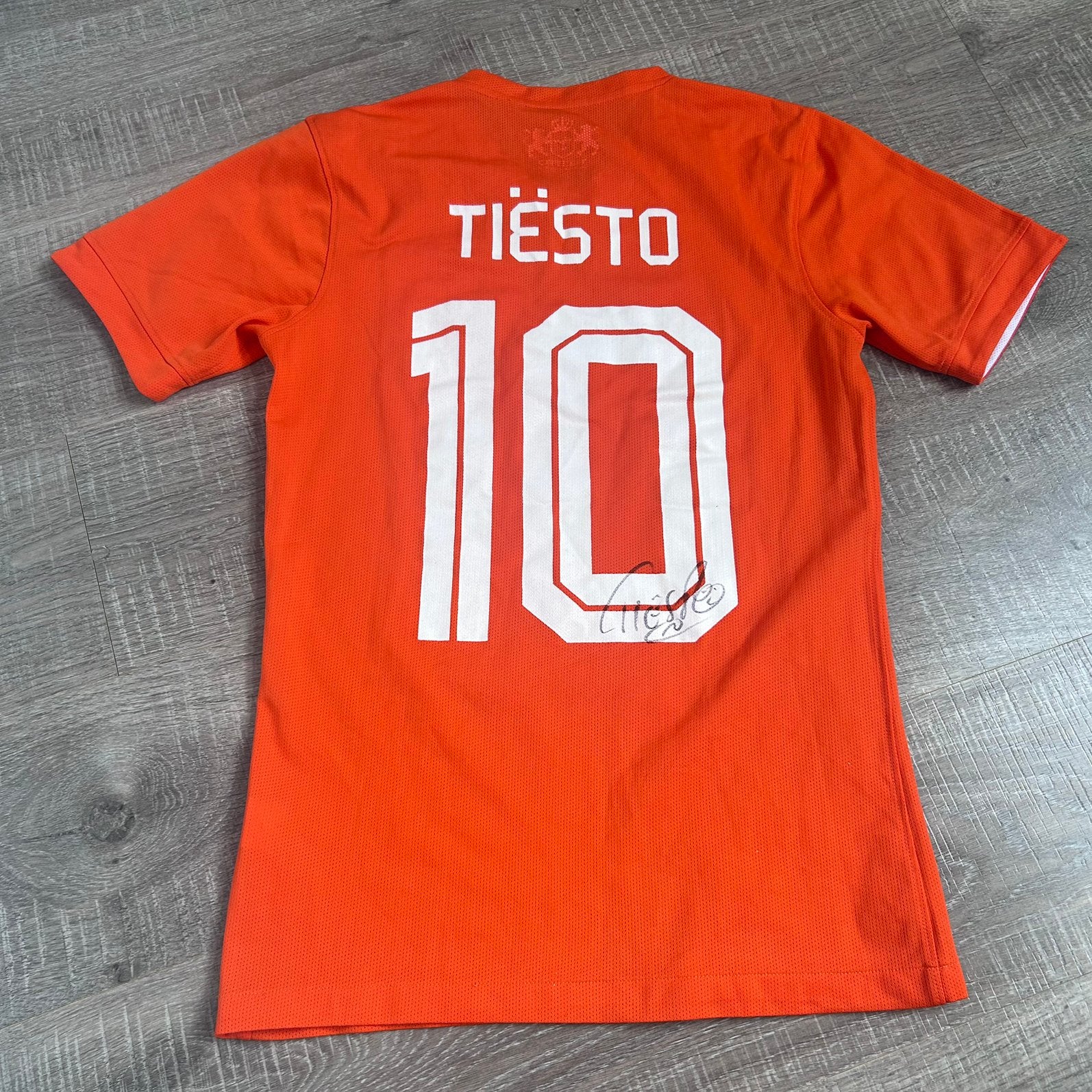 Tiësto merchandise gesigneerd voetbalshirt  L – zeldzaam, Ophalen of Verzenden, Zo goed als nieuw, Maat 52/54 (L), Oranje