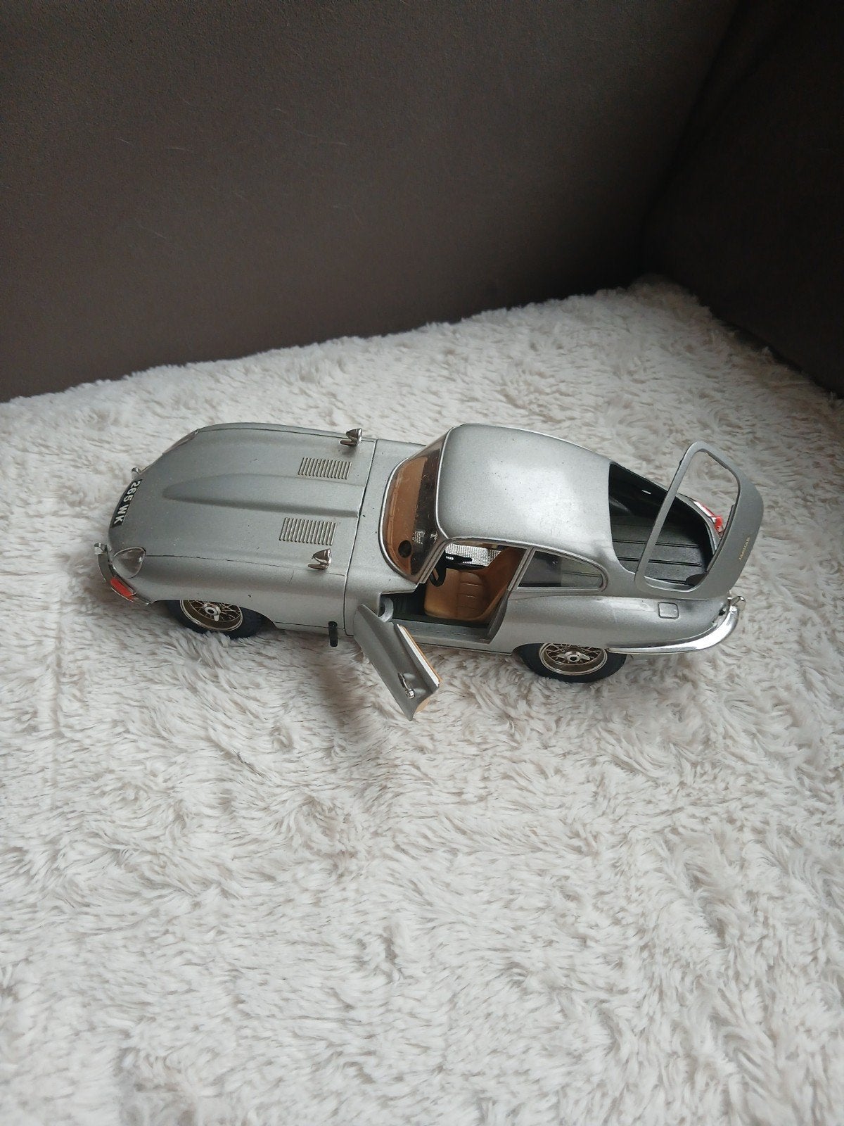 1/18 jaguar e 1961 e grijs modelauto prijs 15, Hobby en Vrije tijd, Ophalen of Verzenden, Bburago