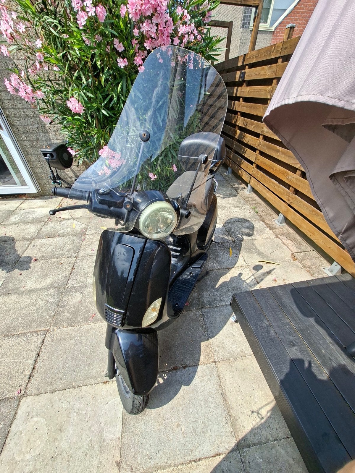 Zwarte Senzo scooter met windscherm en topkoffer, Ophalen, Gebruikt, Benzine, Overige merken