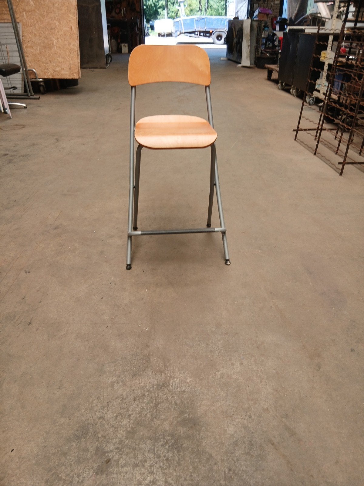 Opvouwbare barkruk met rugleuning, zithoogte 63 cm, Ophalen, Gebruikt, Met voetsteun, 1 kruk