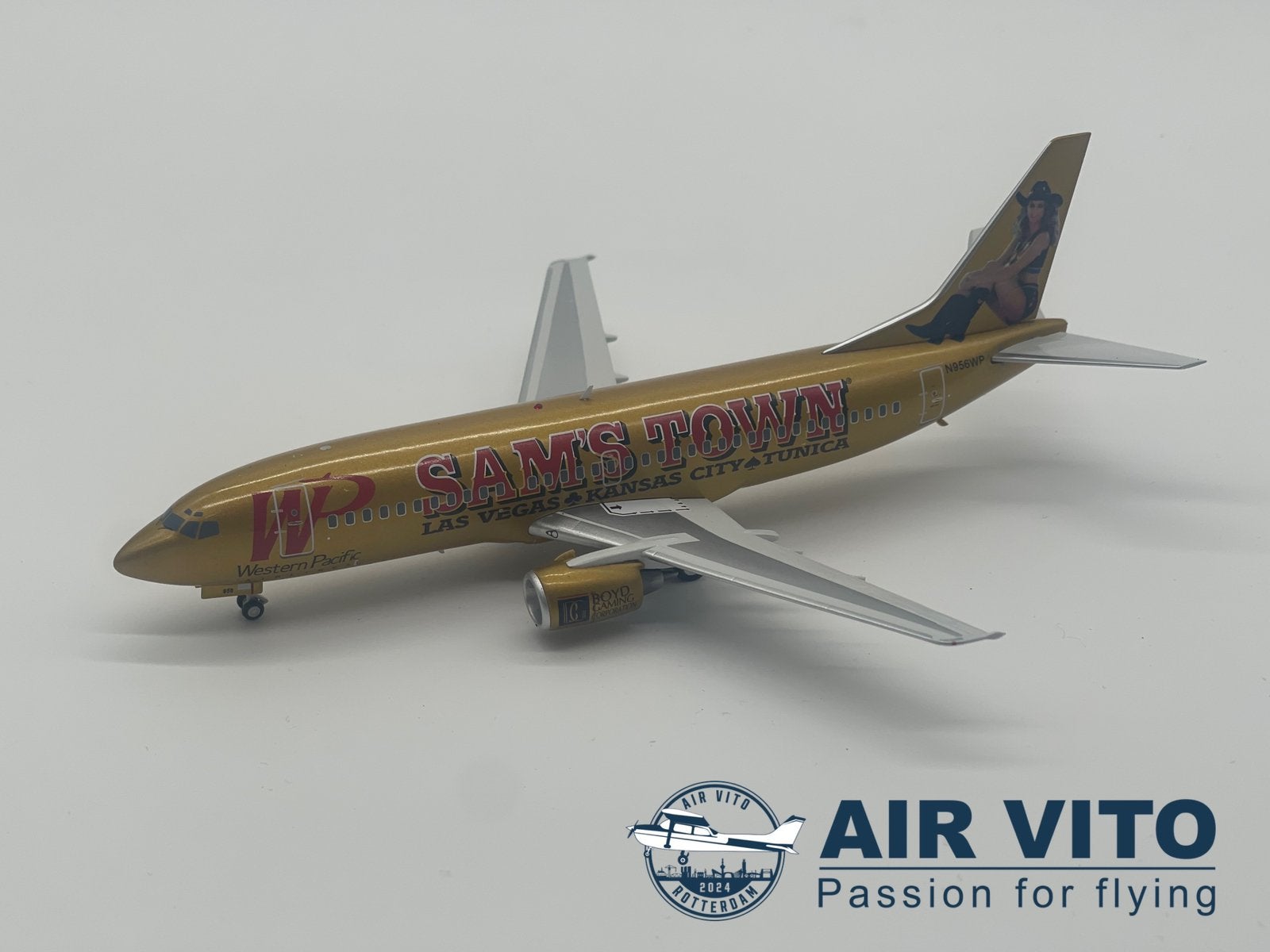 Boeing 737-3Q8 Western Pacific "Sam's Town" N956WP, 2992jb, Schaalmodel, Ophalen of Verzenden, Operations@airvito.com
