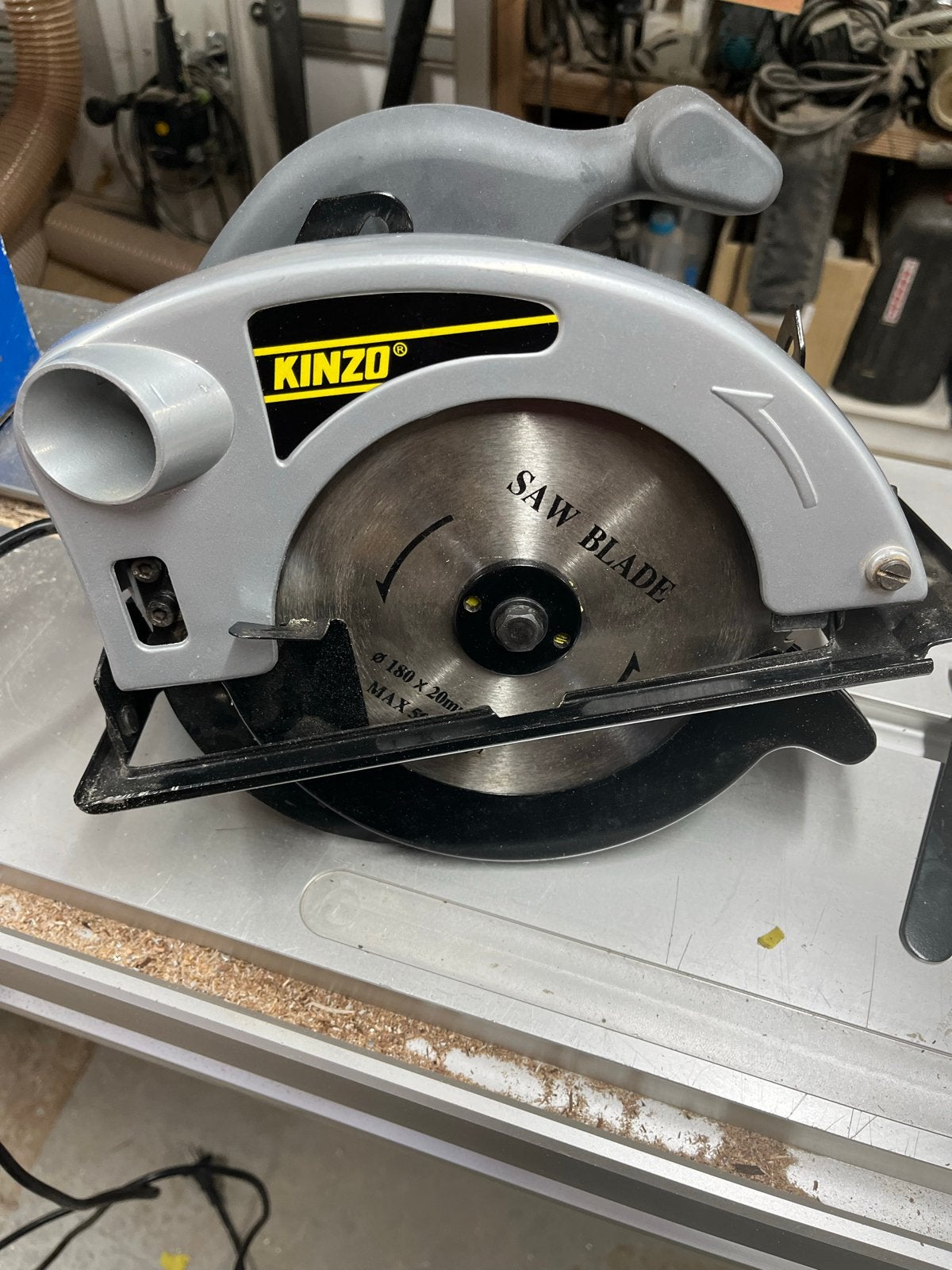 Kinzo Handcirkelzaagmachine 1200W Z.G.A.N. met Widia zaagbla, Doe-het-zelf en Verbouw, Gereedschap | Zaagmachines, Cirkelzaag