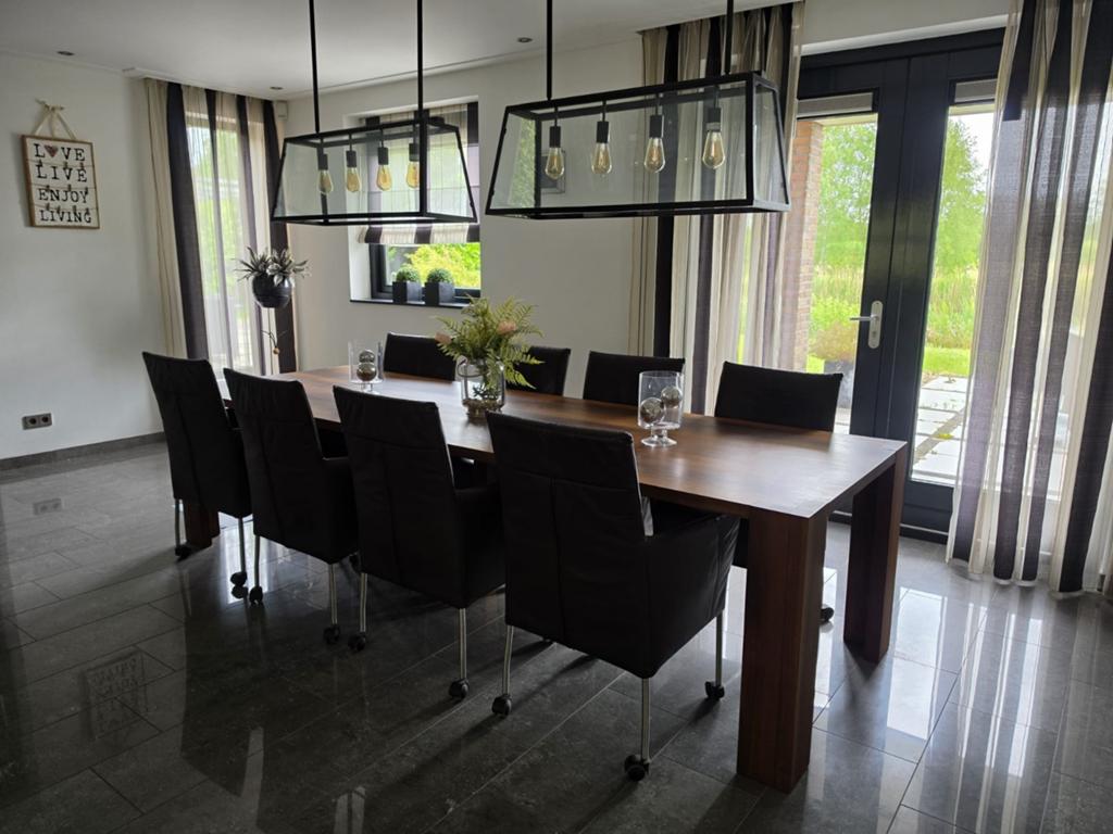Eethoek notenhout met 8x bruin lederen stoelen, Parket, Gebruikt, Bruin, 75 m² of meer