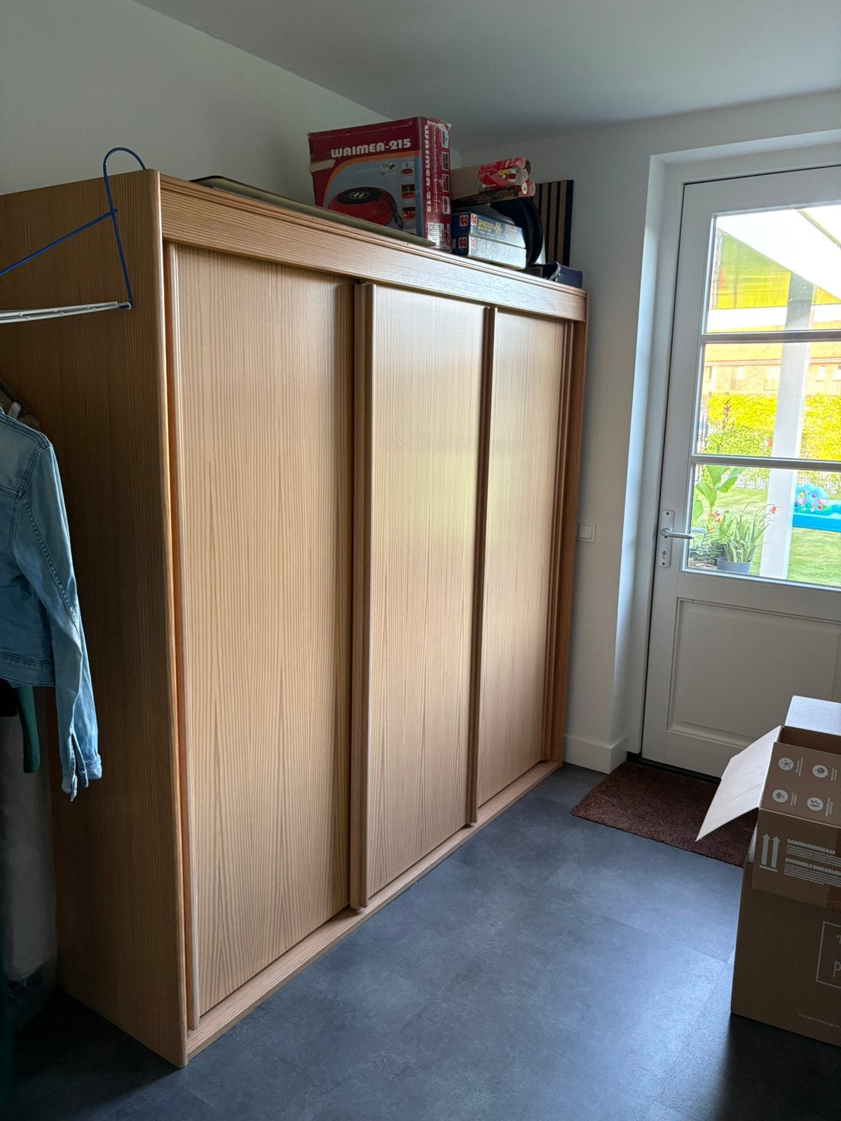 Kast lengte 212 cm en hoogte 202 cm. Drie schuifdeuren., Huis en Inrichting, Ophalen, Zo goed als nieuw