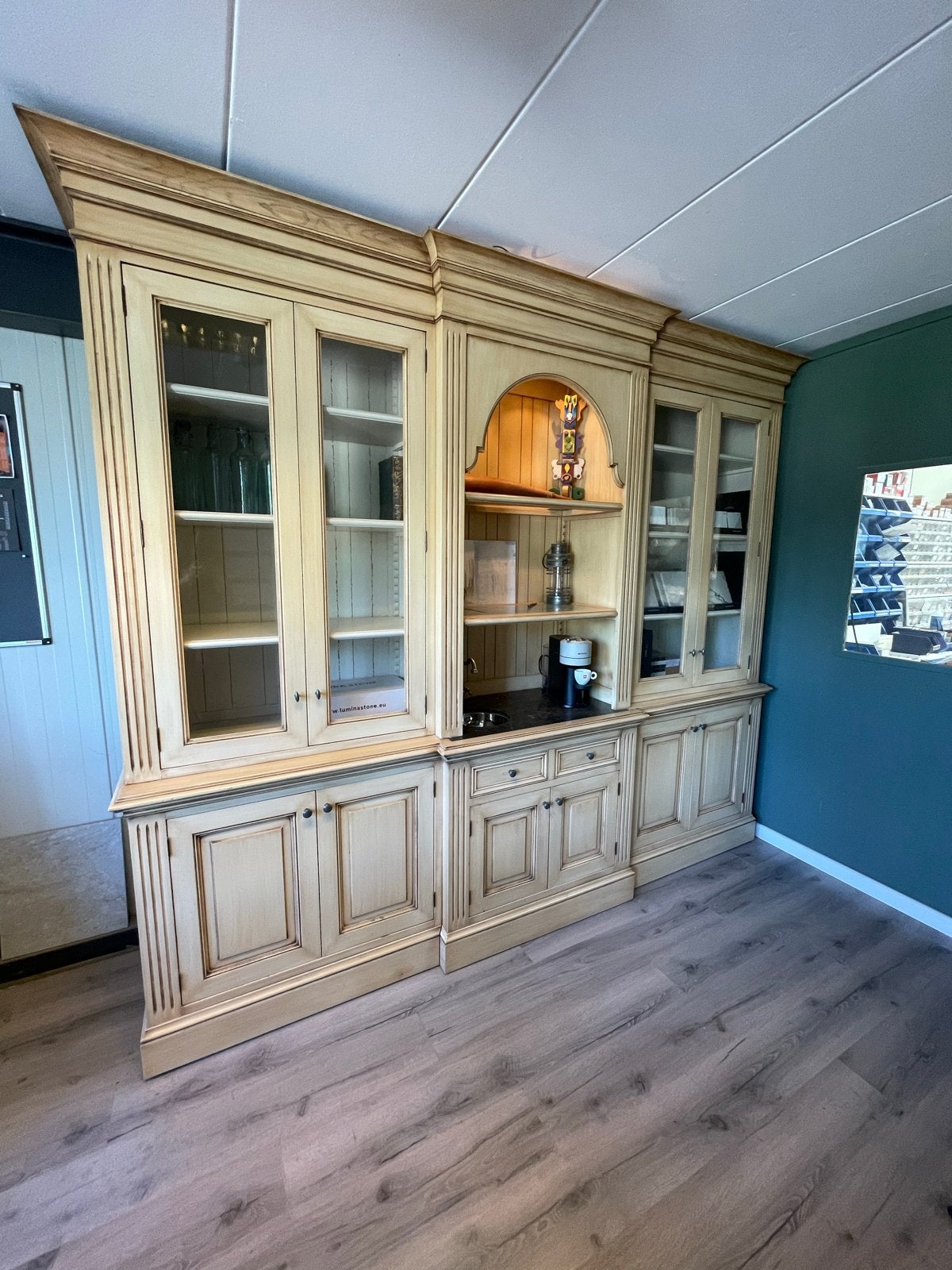 Klassieke gepatineerde maatkast met vitrines en bar, Ophalen, 200 cm of meer, Zo goed als nieuw, 200 cm of meer