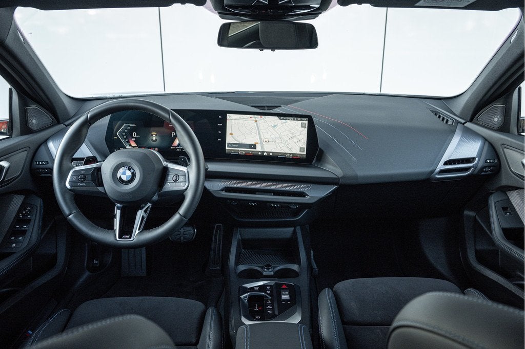 BMW 1 Serie 120 M Sport Automaat / Sportstoelen / M Adaptief, Auto's, BMW, Gebruikt, 156 pk, Met garantie (alle), Wit
