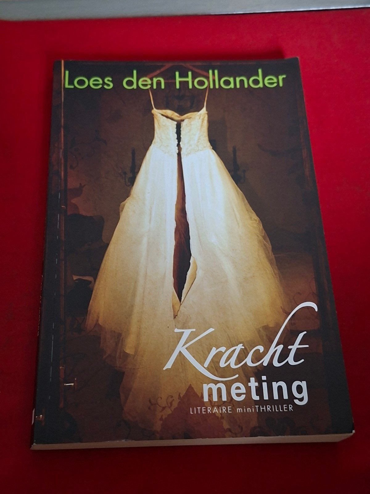 GESIGNEERD Krachtmeting. Loes den Hollander. 2010, Ophalen of Verzenden, Gelezen