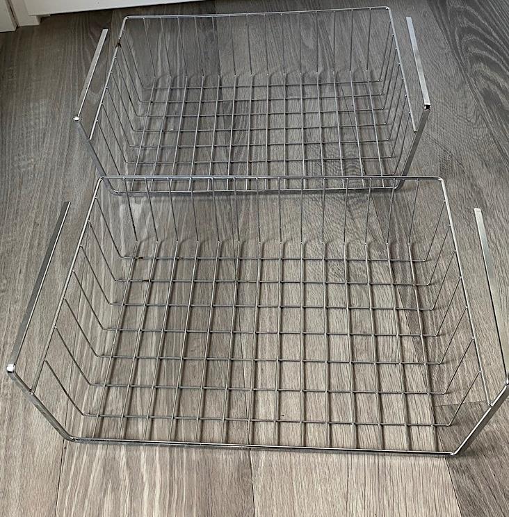 2 verchroomde kastmandjes voor onder een plank, Ophalen of Verzenden, Gebruikt