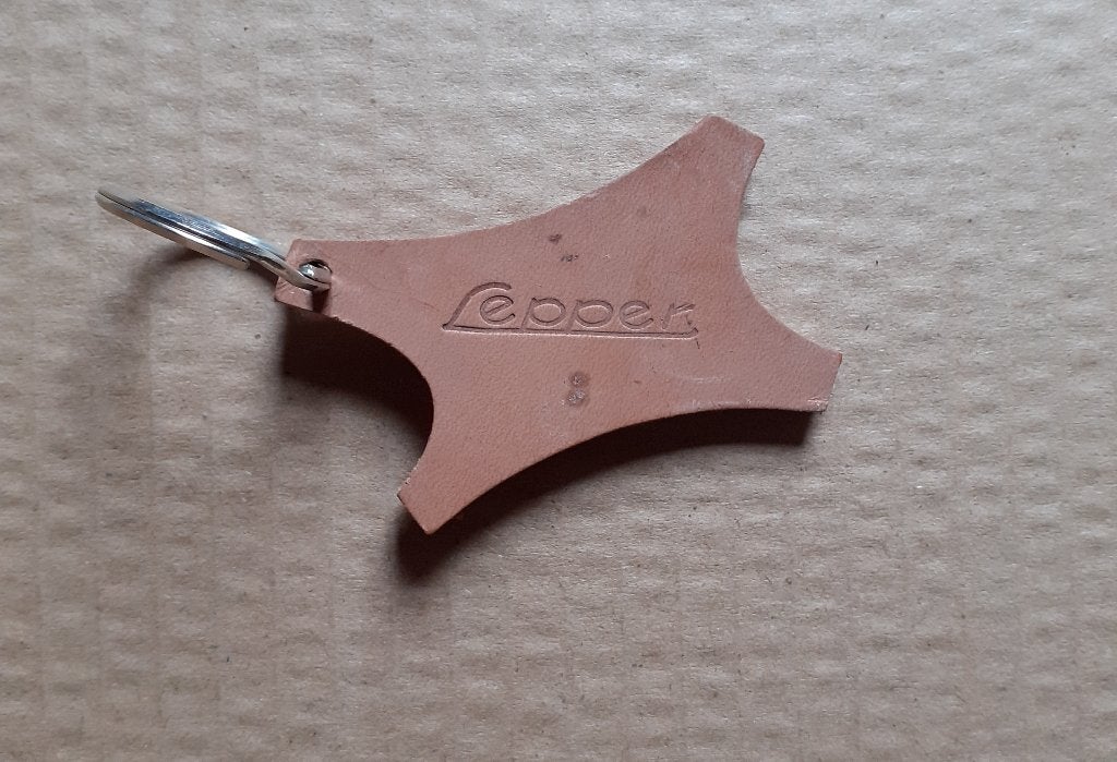 LEPPER leertje sleutelhanger, Ophalen of Verzenden, Nieuw, Merk