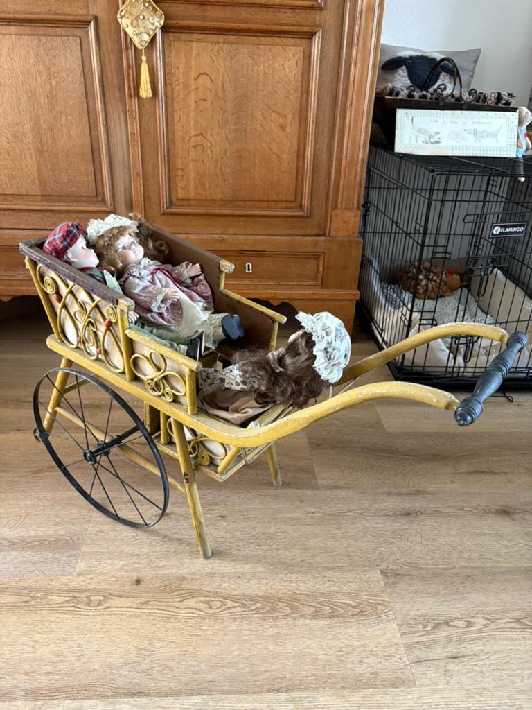 Antieke kinderwagen inclusief poppen, Ophalen