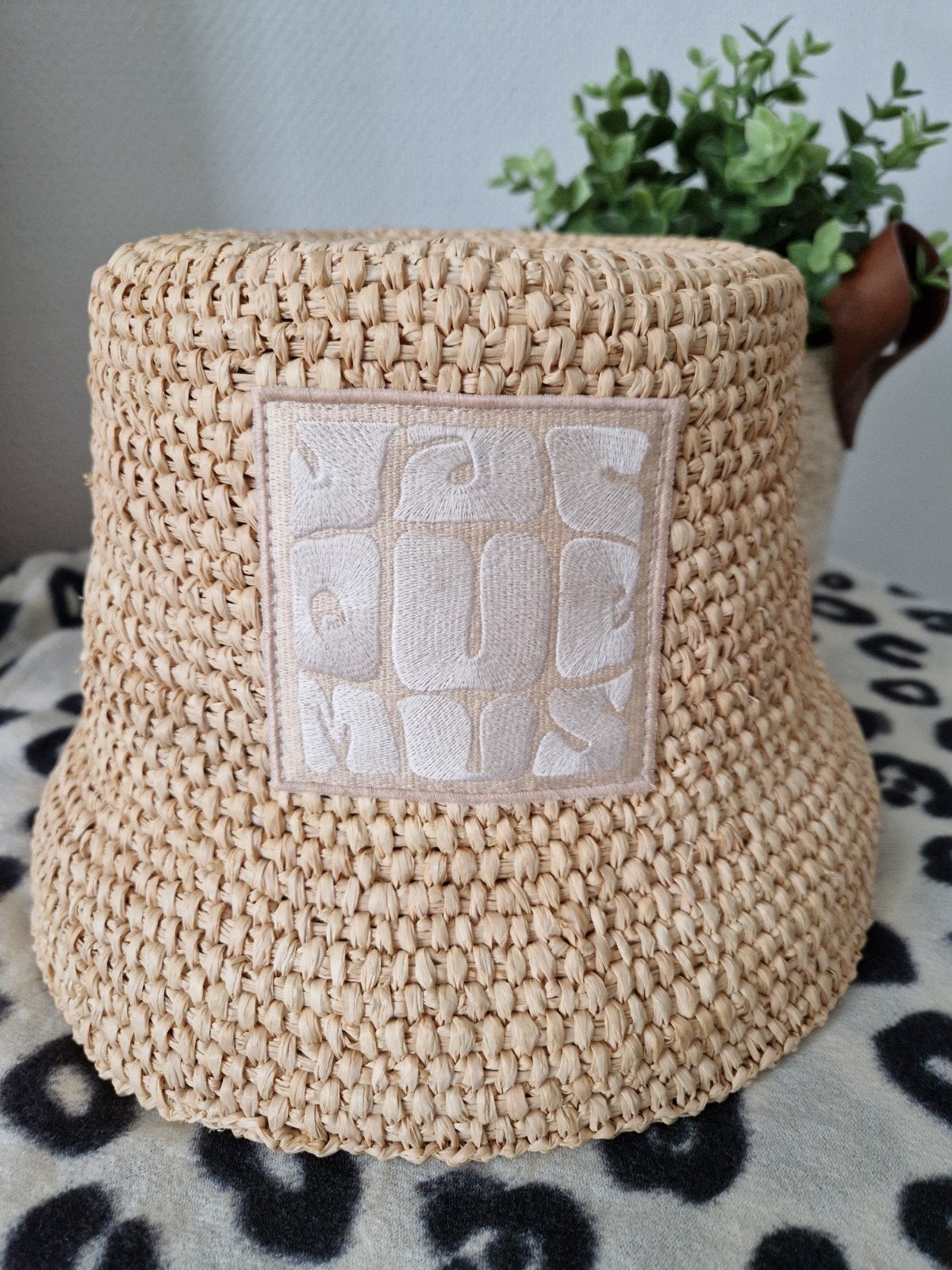 Jacquemus Le Bob Raffia Hoed, maat 58 cm nieuw., Hoed, Nieuw, Ophalen of Verzenden, Jacquemus