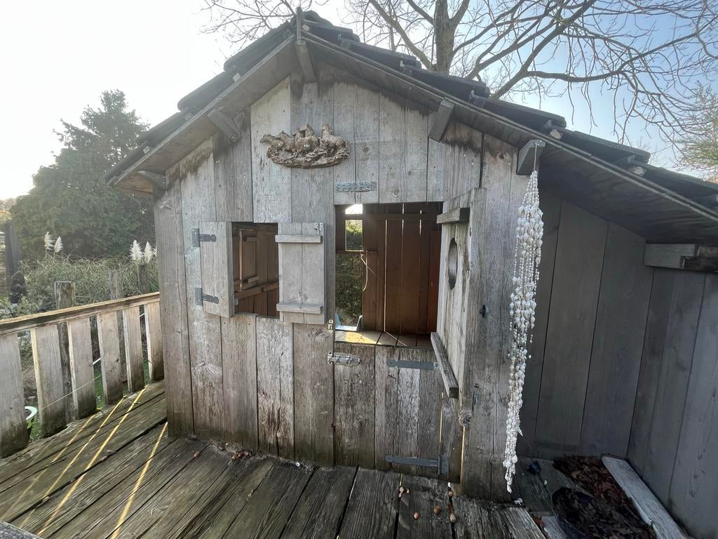 Houten speelhuis met glijbaan en schommels - onderhoud nodig, Ophalen, Gebruikt, Hout