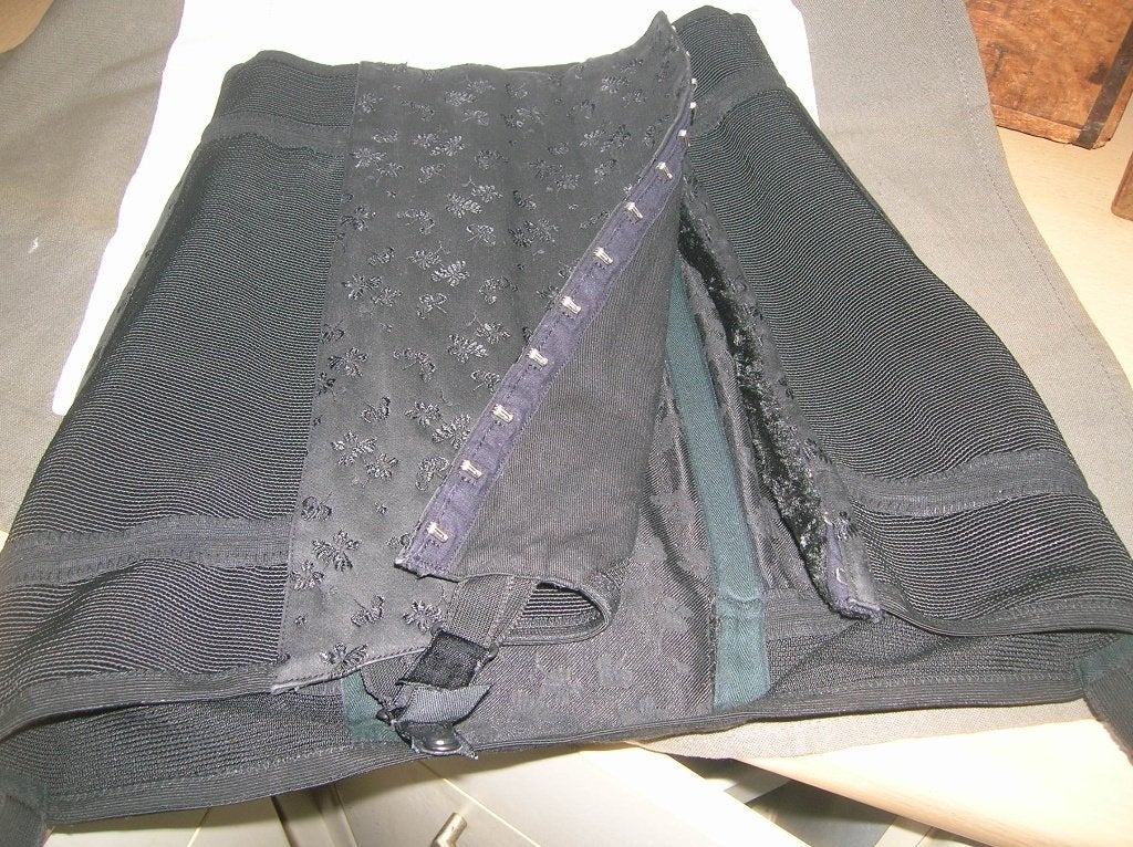 zwart korset haak/oogsluiting 7 baleinen 4 jarretels kl maat, Antiek en Kunst, Ophalen of Verzenden, Dames