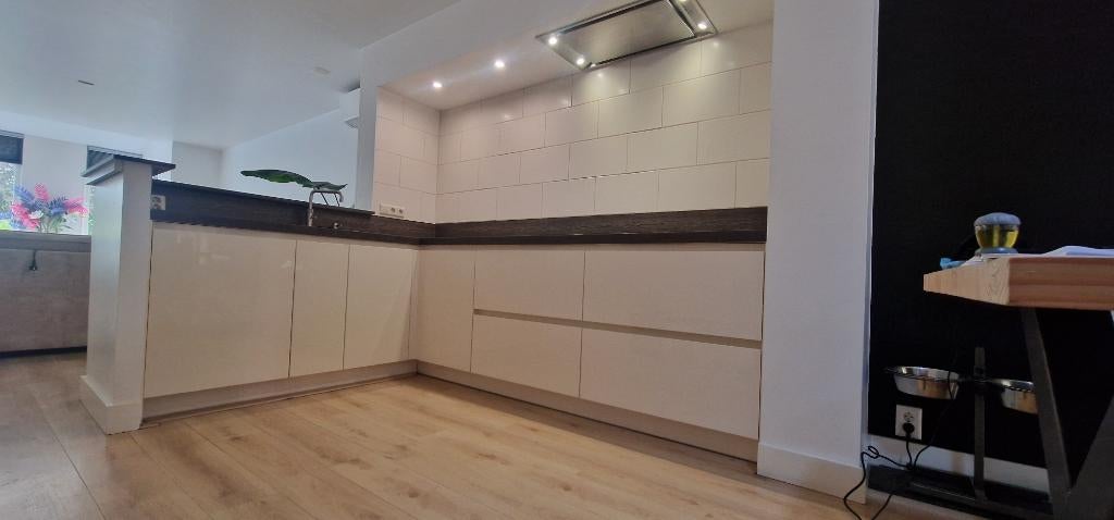 Moderne keuken in hoogglans afwerking en inbouwapparatuur, Huis en Inrichting, Keuken | Complete keukens, Ophalen, Hoekkeuken
