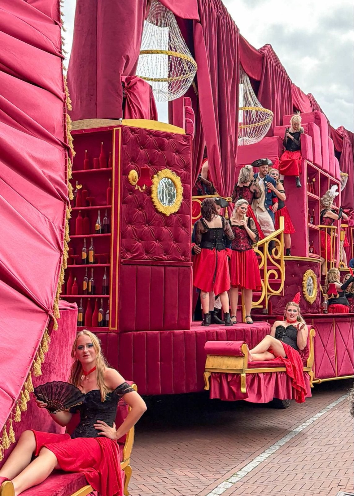 Fluwelen stof, ca. 150m, eenmalig gebruikt Brabantsedag, Hobby en Vrije tijd, Stoffen en Lappen, Ophalen, Overige materialen, 120 cm of meer