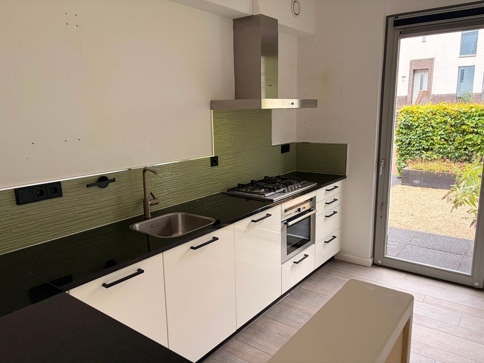Tulp Keuken wit met donker werkblad & inbouwapparatuur, Huis en Inrichting, Ophalen, Gebruikt, Wit, Hoekkeuken