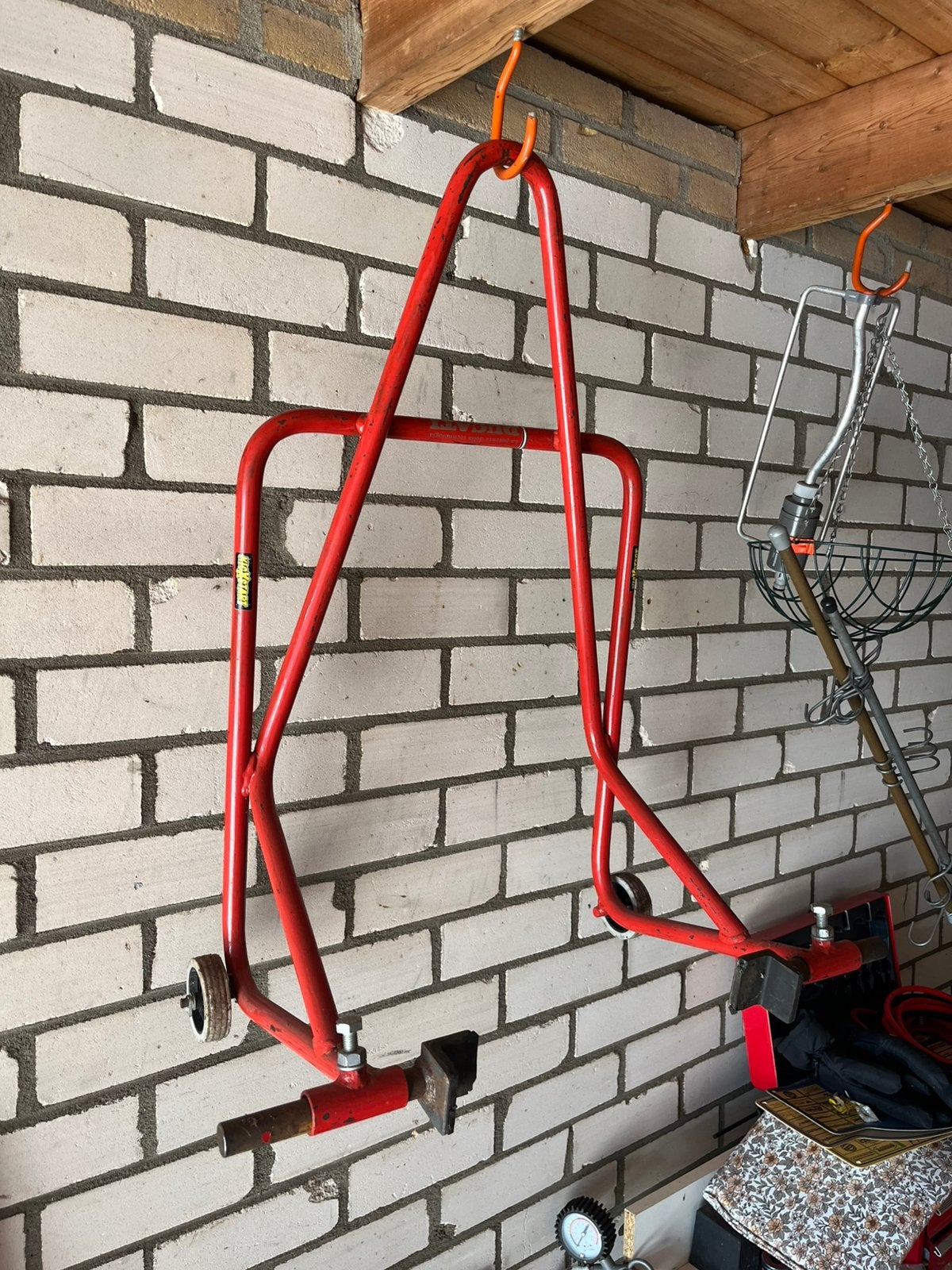 Paddock stand, Motoren, Ophalen