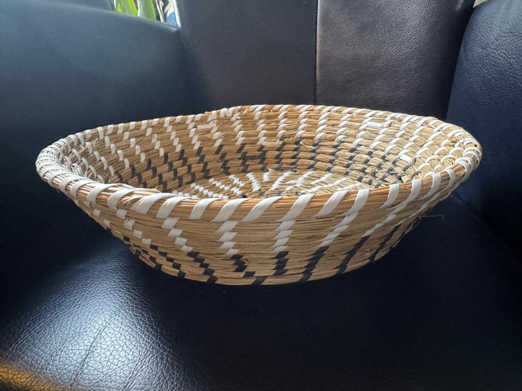 Decoratieve rieten schaal - Handgemaakt, Schaal, Rond, Ophalen of Verzenden, Zo goed als nieuw